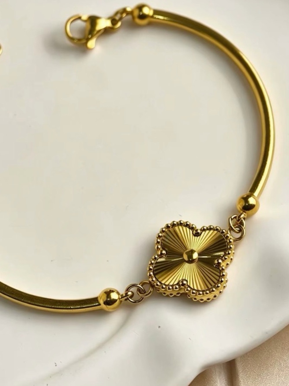 Gold Four-Leaf Clover Bracelet Luxury Look